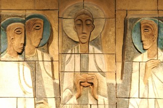 Christus grüßt vom Relief an der Altarwand